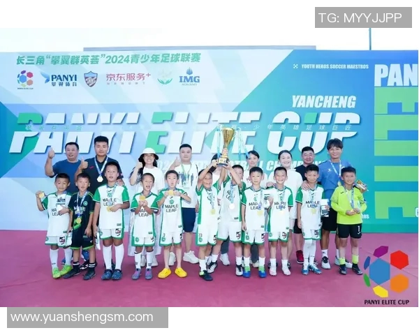 足球明星职业生涯揭秘：从青训到巅峰的奋斗历程与荣耀时刻